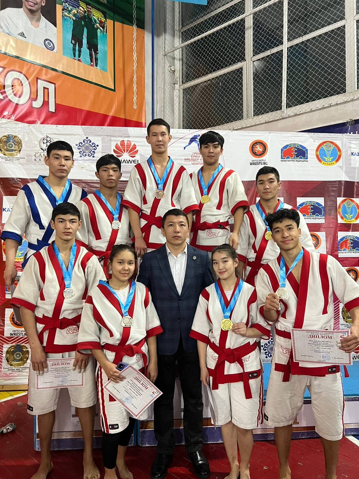 НАШИ БОРЦЫ НА ПЕДЪЕСТАЛЕ