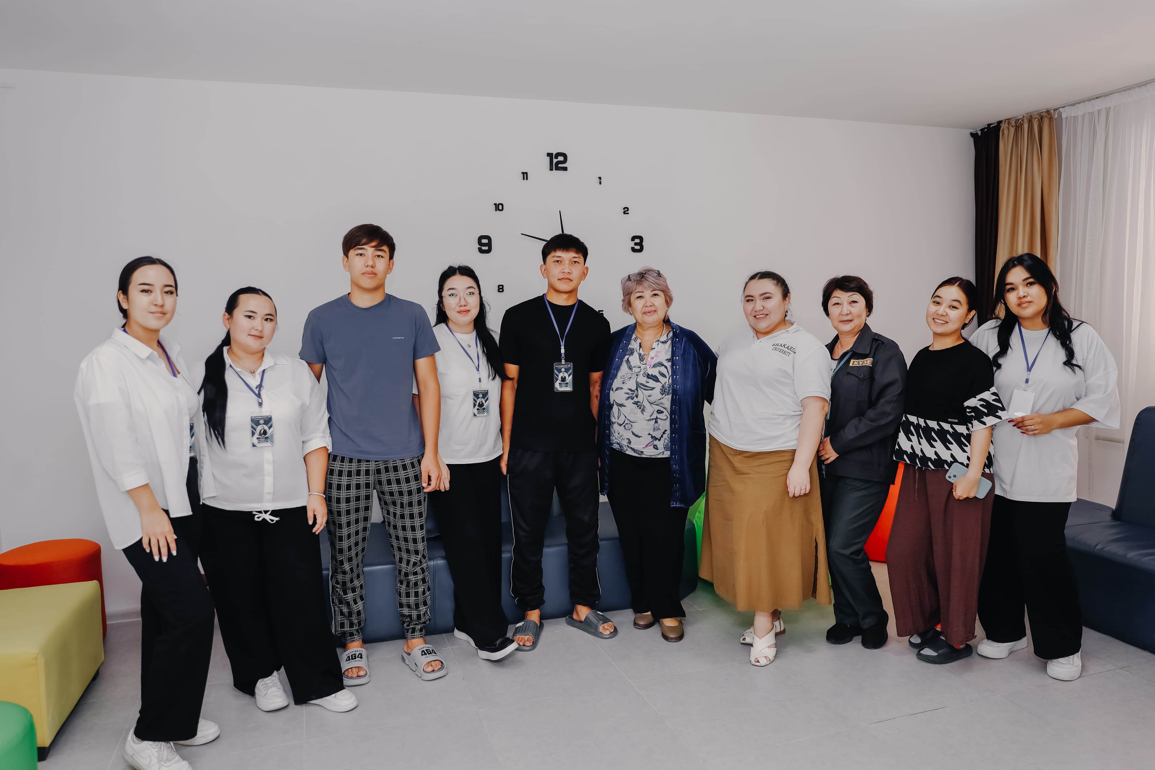 Студенттер жатақханаға орналасып жатыр 