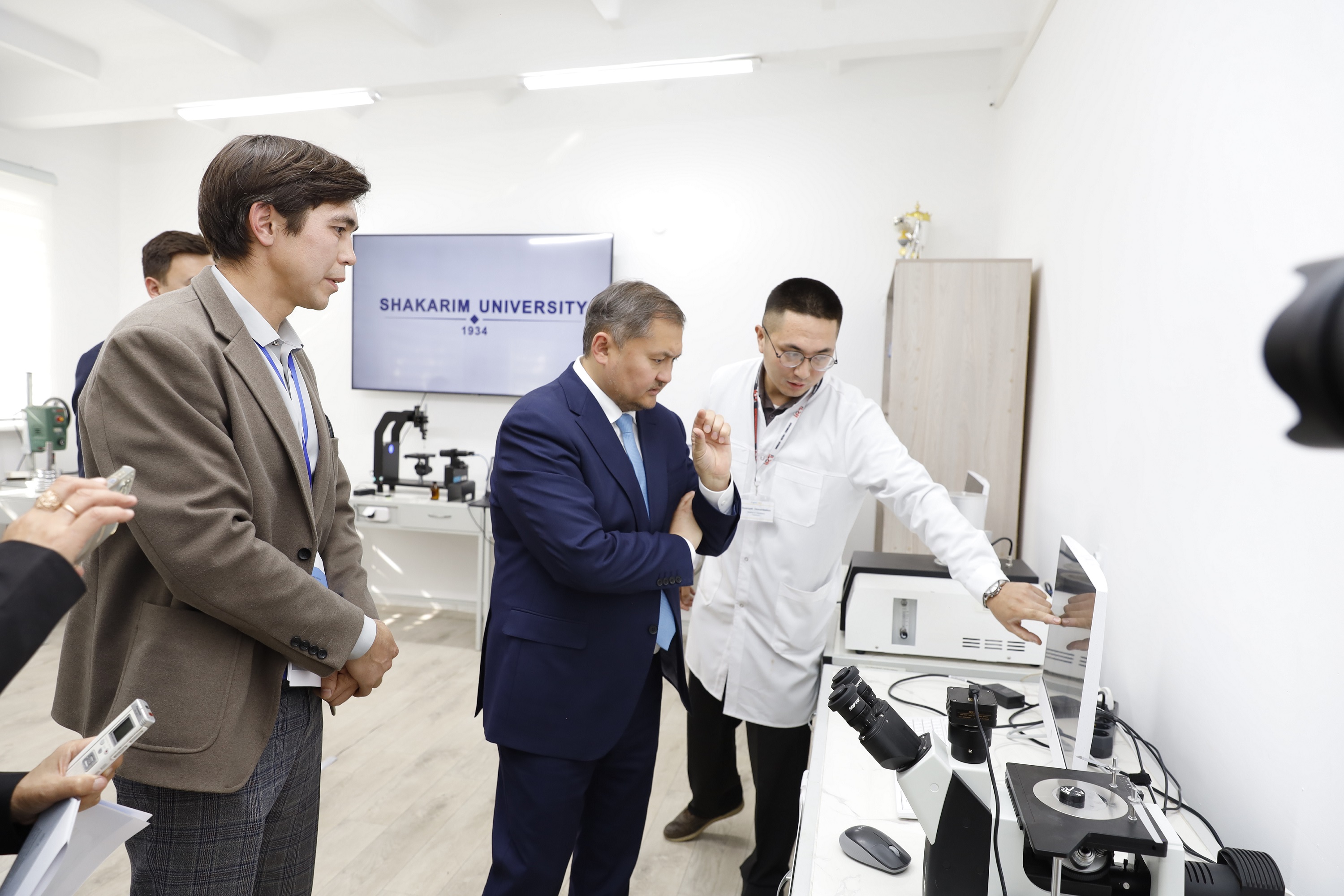 Министр Саясат Нурбек посетил модернизированные объекты Университета Шакарима