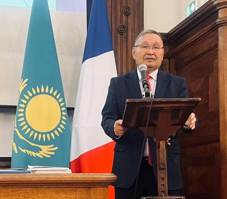 Принял участие в международной конференции в Париже