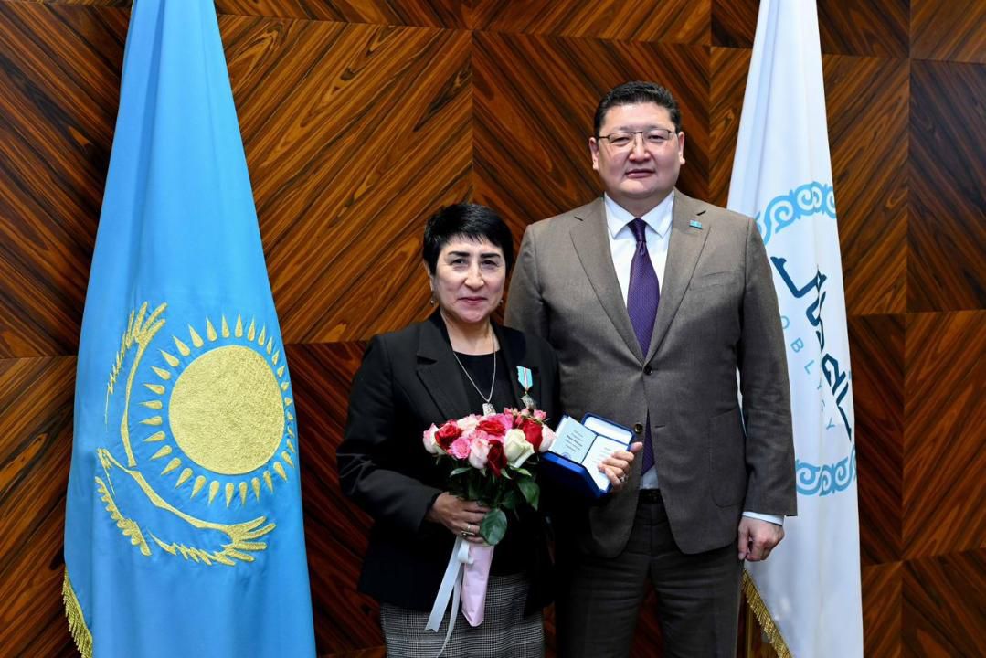 Абырой биігінен көрінген әріптес