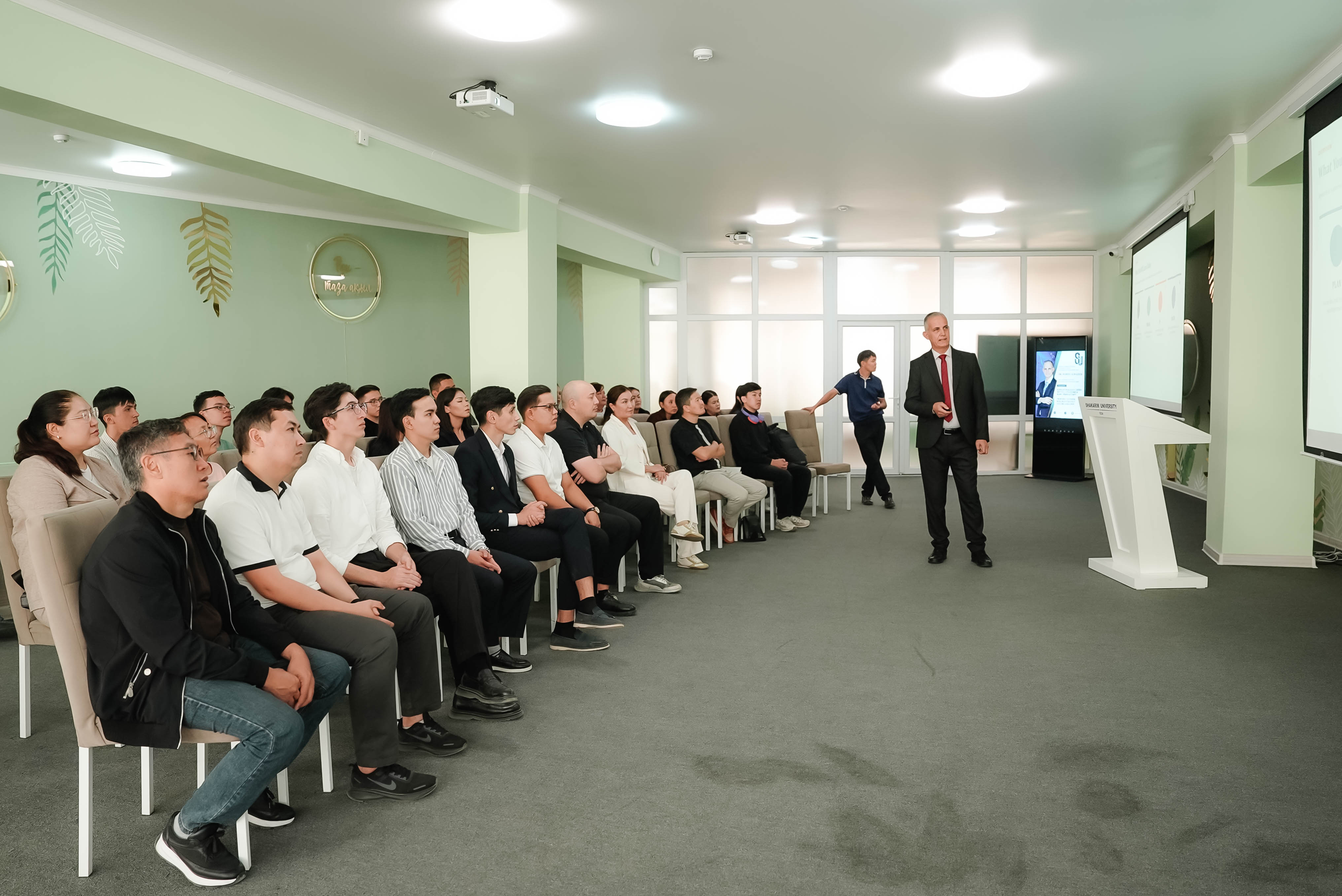 Ғылыми идеядан сапалы мақалаға дейін: шетелдік профессор тәжірибесімен бөлісті