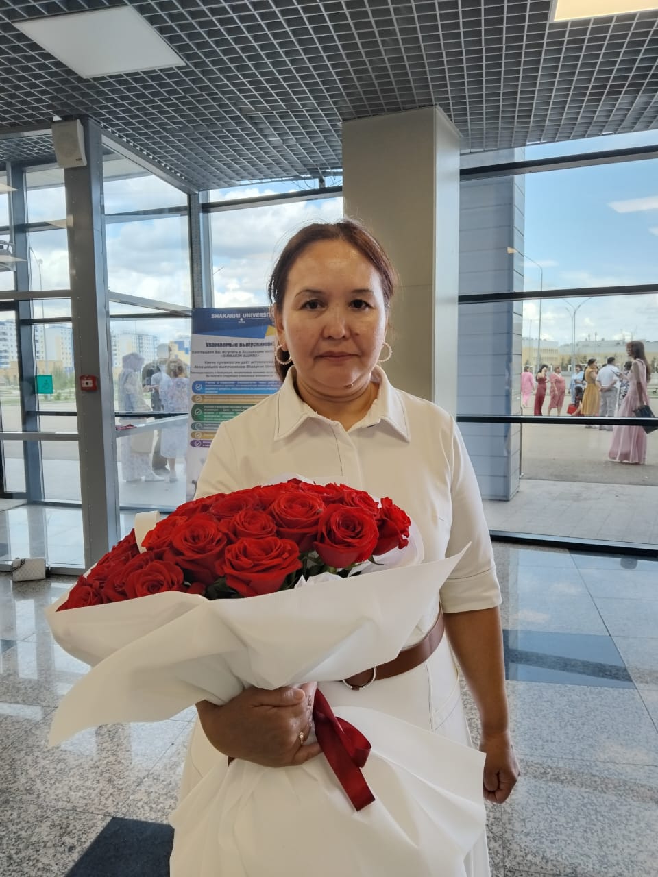 Әсем Тыныштыбекқызы, мама выпускницы:  "... Сегодняшний успех — это не только достижение моей дочери Айым, но и результат усилий всего коллектива Shakarim University"