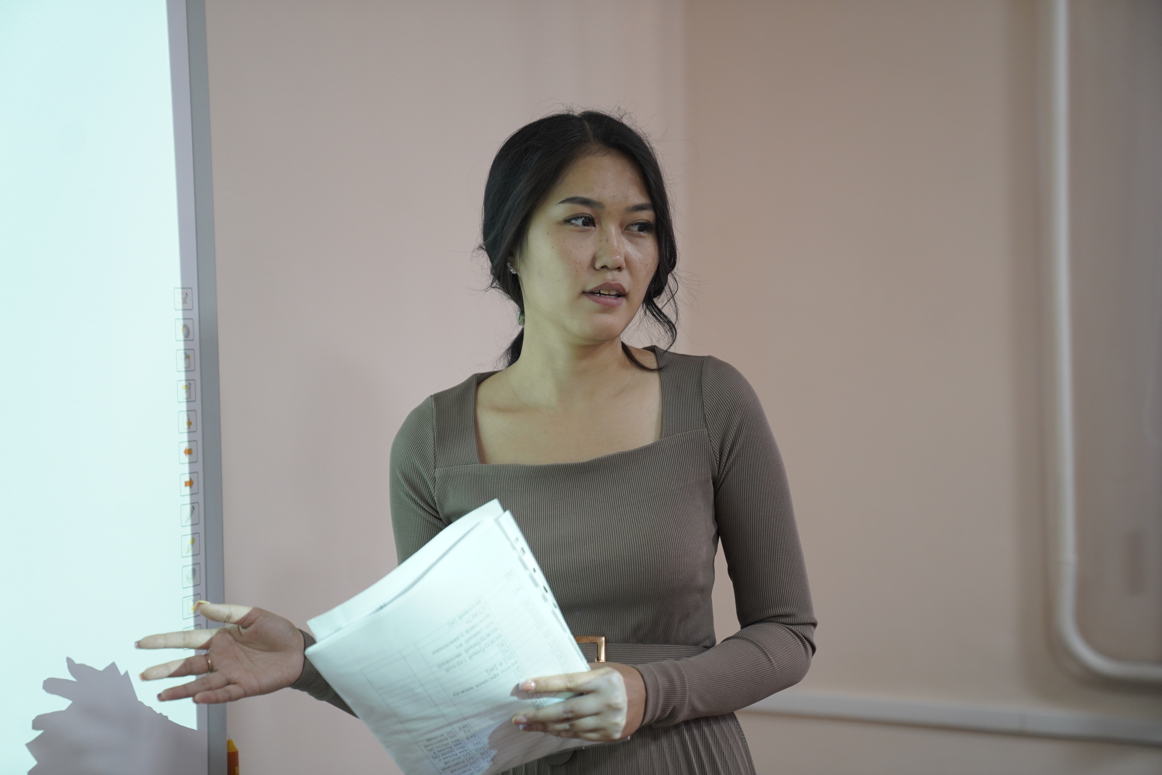 ШӘКӘРІМ УНИВЕРСИТЕТІНДЕ АҒЫЛШЫН ТІЛІНЕН ТӘЛІМГЕРЛІК КУРСТАР ЖҮРГІЗІЛУДЕ