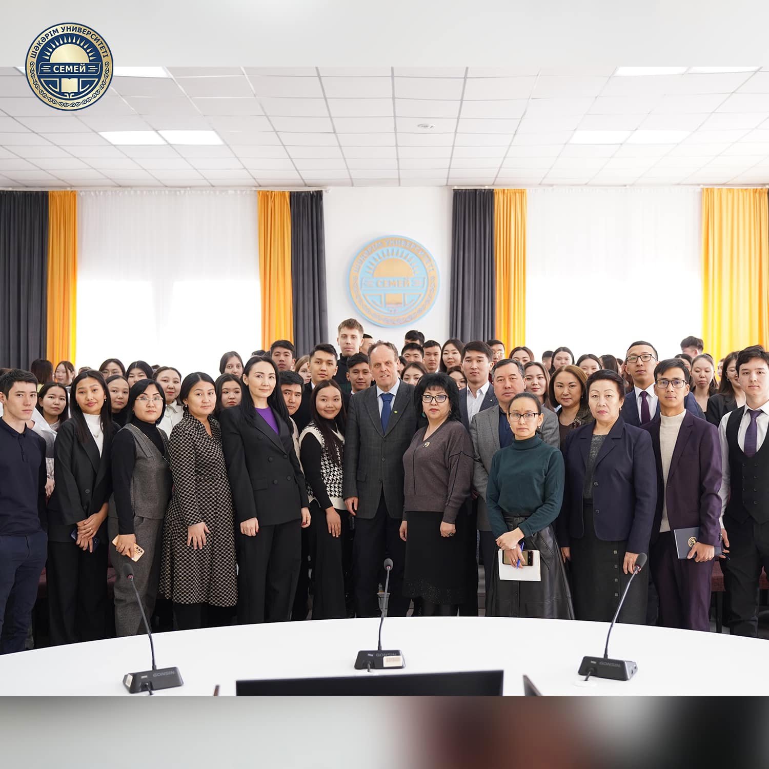 DR. HARTWIG MENNEN ВСТРЕТИЛСЯ СО СТУДЕНТАМИ