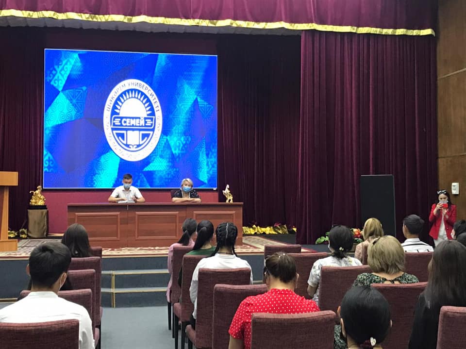 沙卡里姆大学代表会见了青年资源中心的代表。