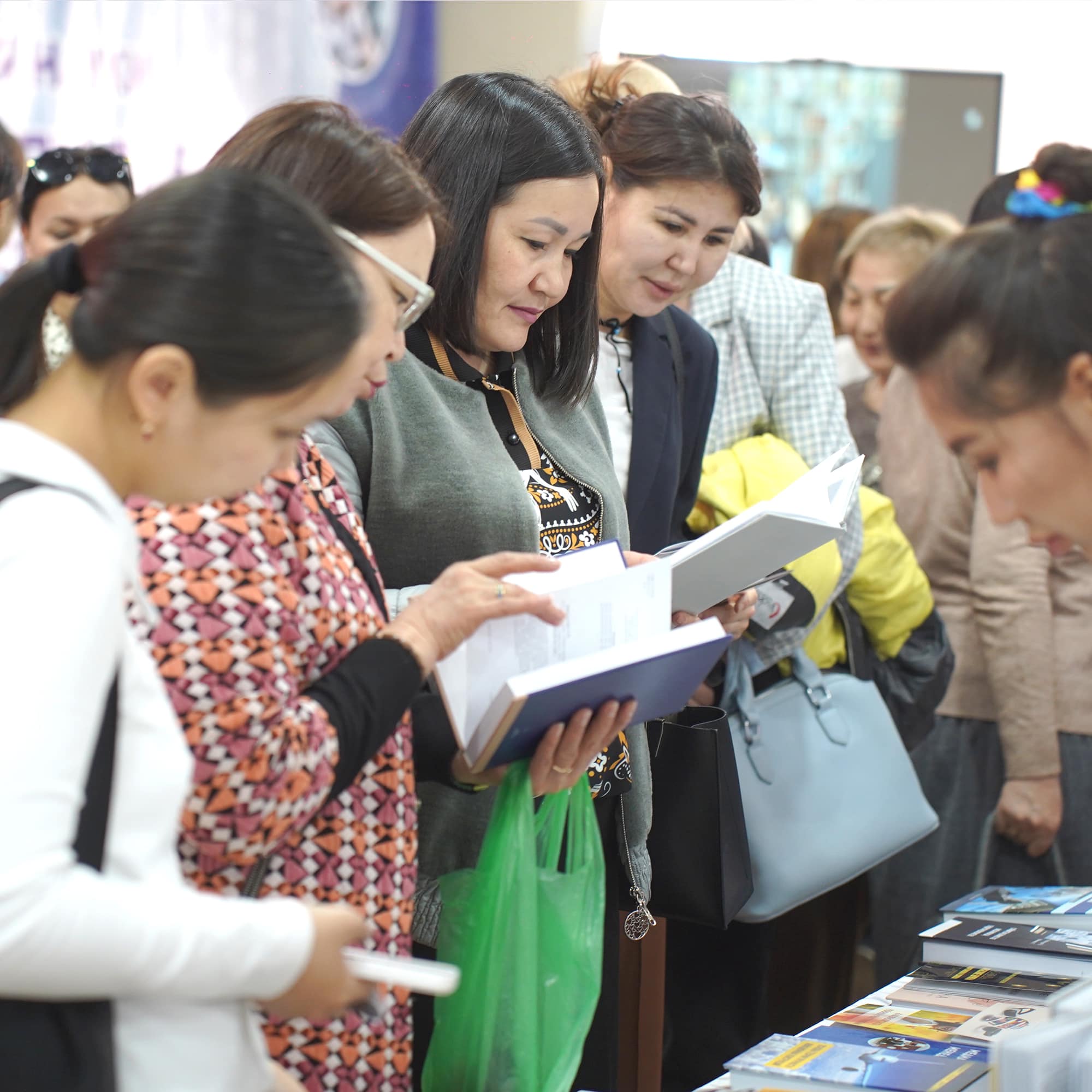 SHAKARIM SCIENCE WEEK: ДӘСТҮРЛІ РЕСПУБЛИКАЛЫҚ КІТАП-ЖӘРМЕҢКЕ