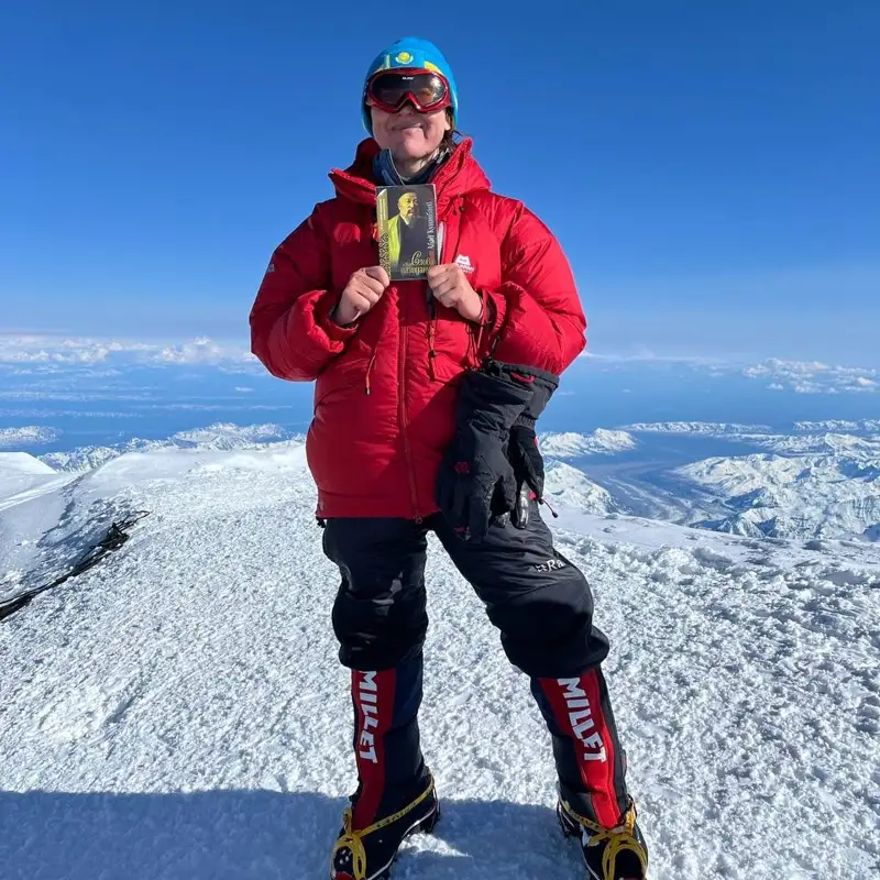 КАЗАХСКАЯ ДЕВУШКА, ПОДНЯВШАЯ КНИГУ АБАЯ НА ВЕРШИНУ ГОРЫ