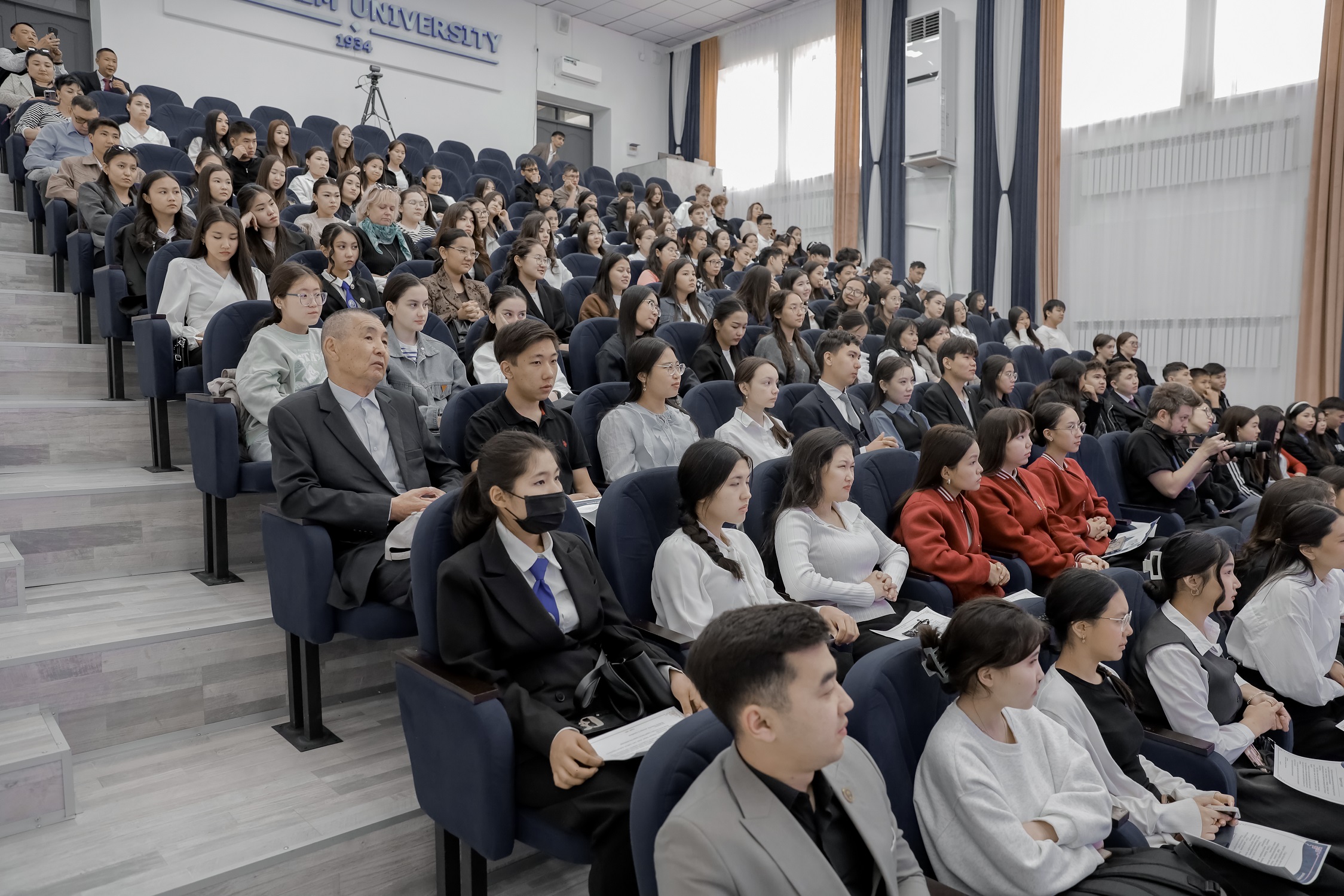 СЕРЬЕЗНЫЙ РАЗГОВОР ДУМАНА ОРЫНБЕКОВА  С ЛУЧШИМИ ВЫПУСКНИКАМИ ШКОЛ 