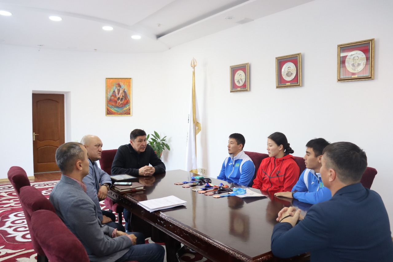 ПРОШЛА ВСТРЕЧА ПРЕДСЕДАТЕЛЯ ПРАВЛЕНИЯ И СТУДЕНТОВ-СПОРТСМЕНОВ