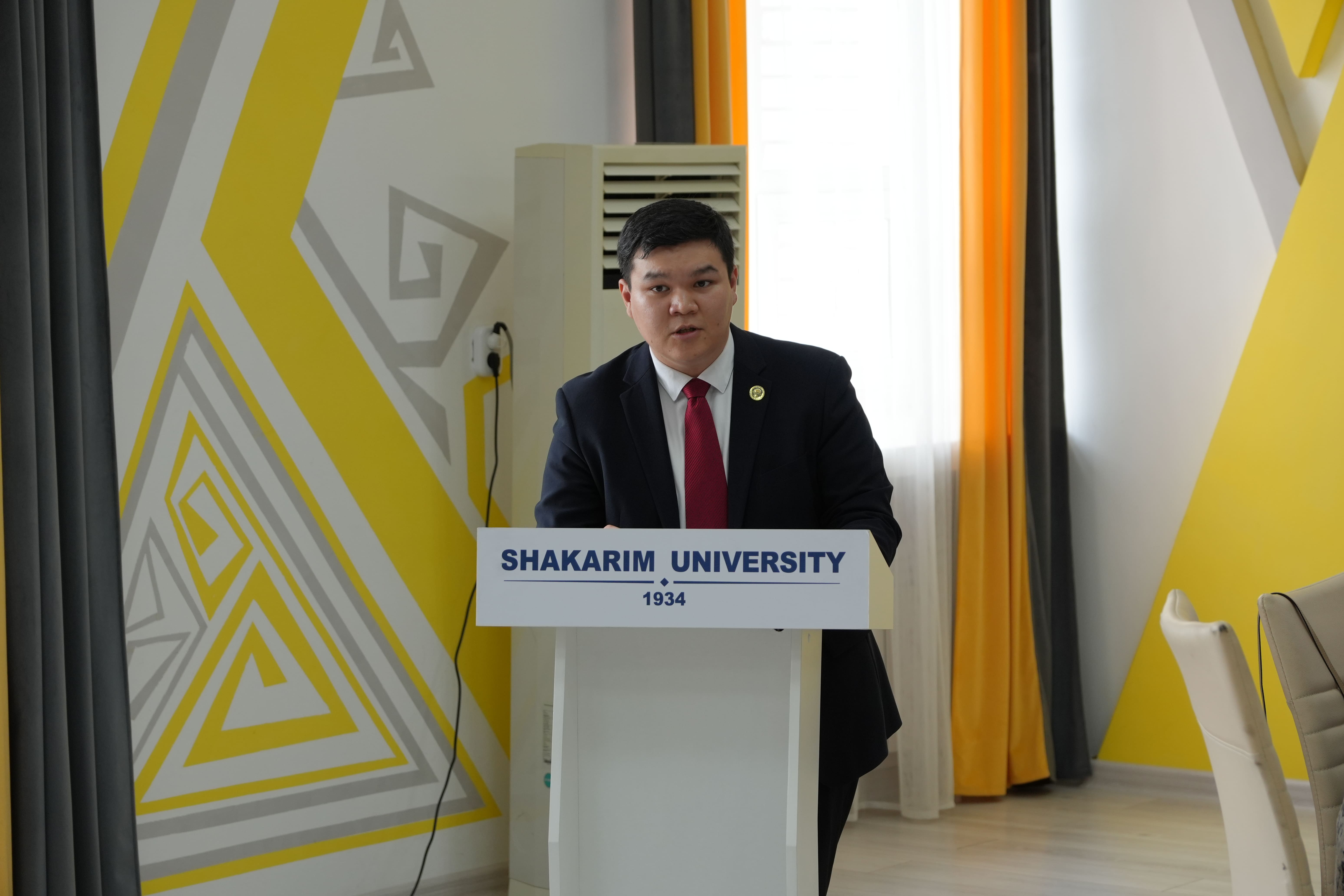 Философия докторы дәрежесін қорғады