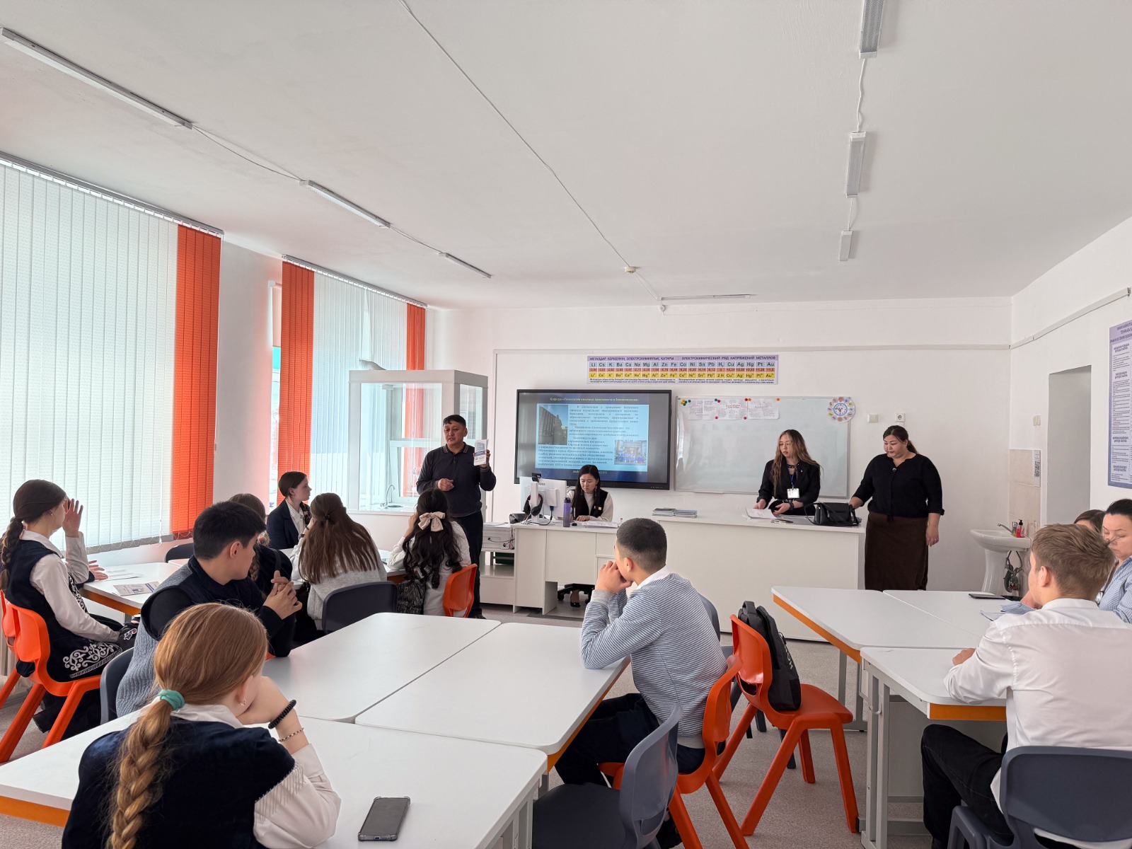 Shakarim University провел профориентационную встречу в Бородулихинском районе