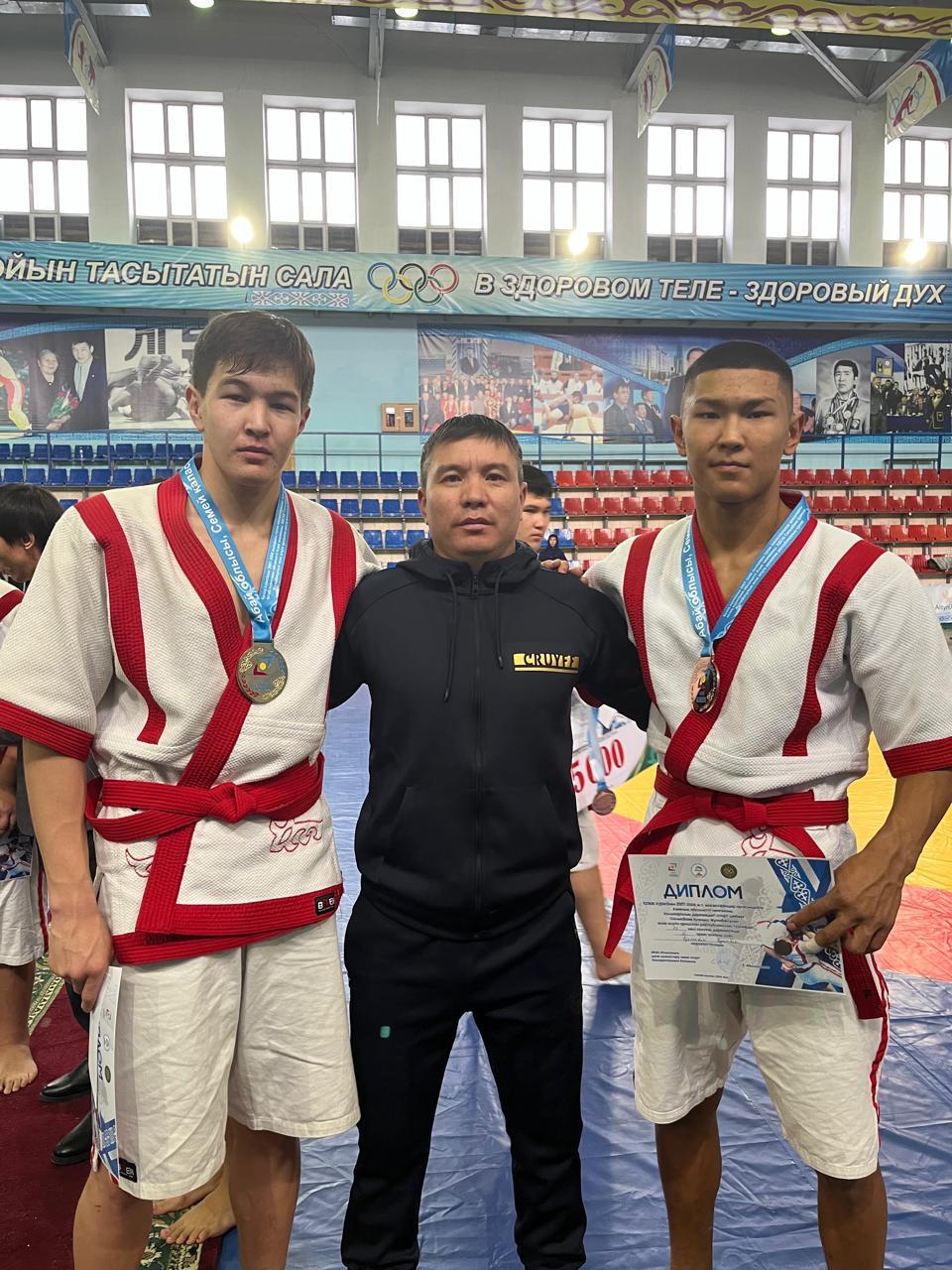 ҚОС БАЛУАН ЖЕҢІС ТҰҒЫРЫНАН КӨРІНДІ 