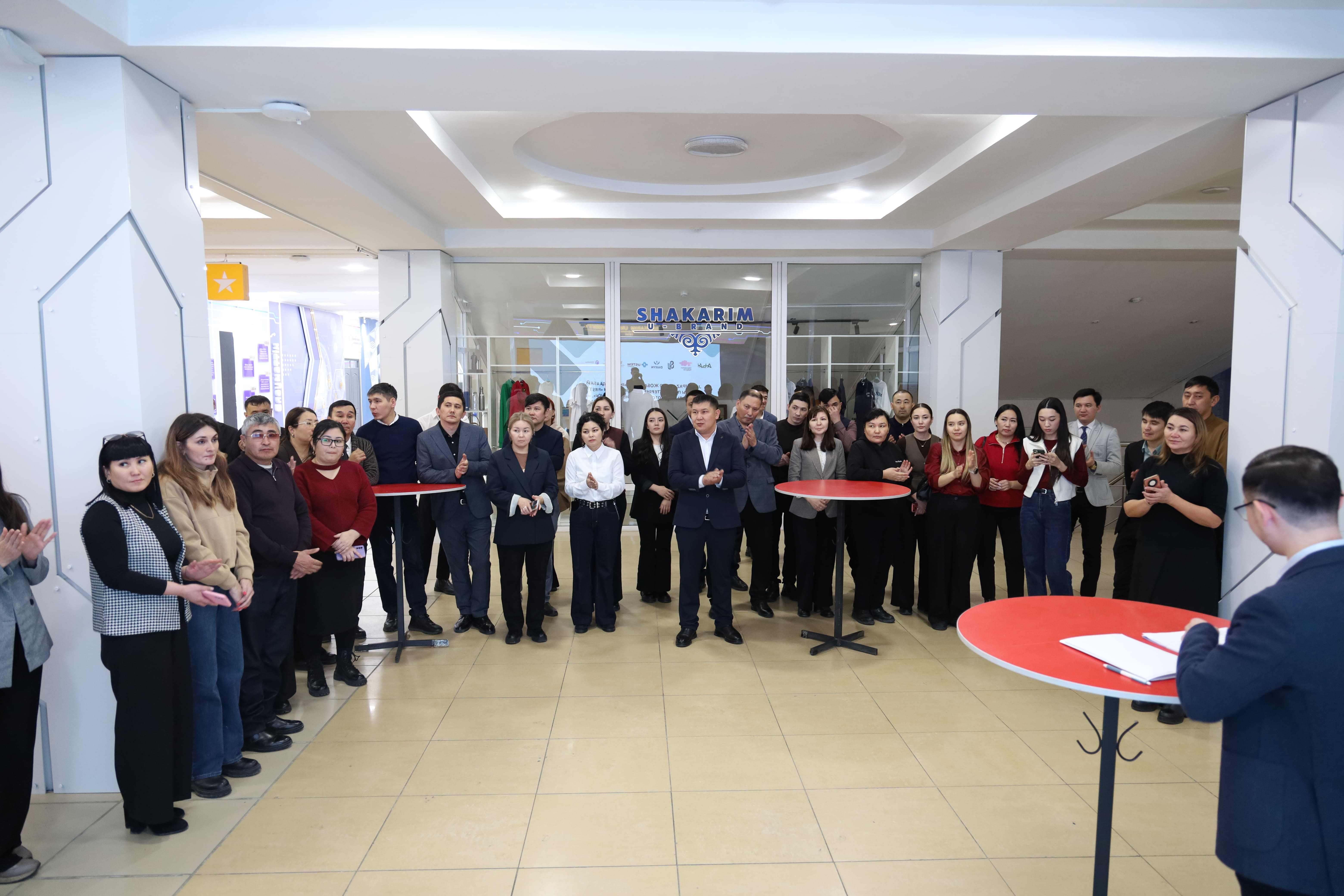 机器人世界的老师们：为期三天的FIRST研讨会结束了