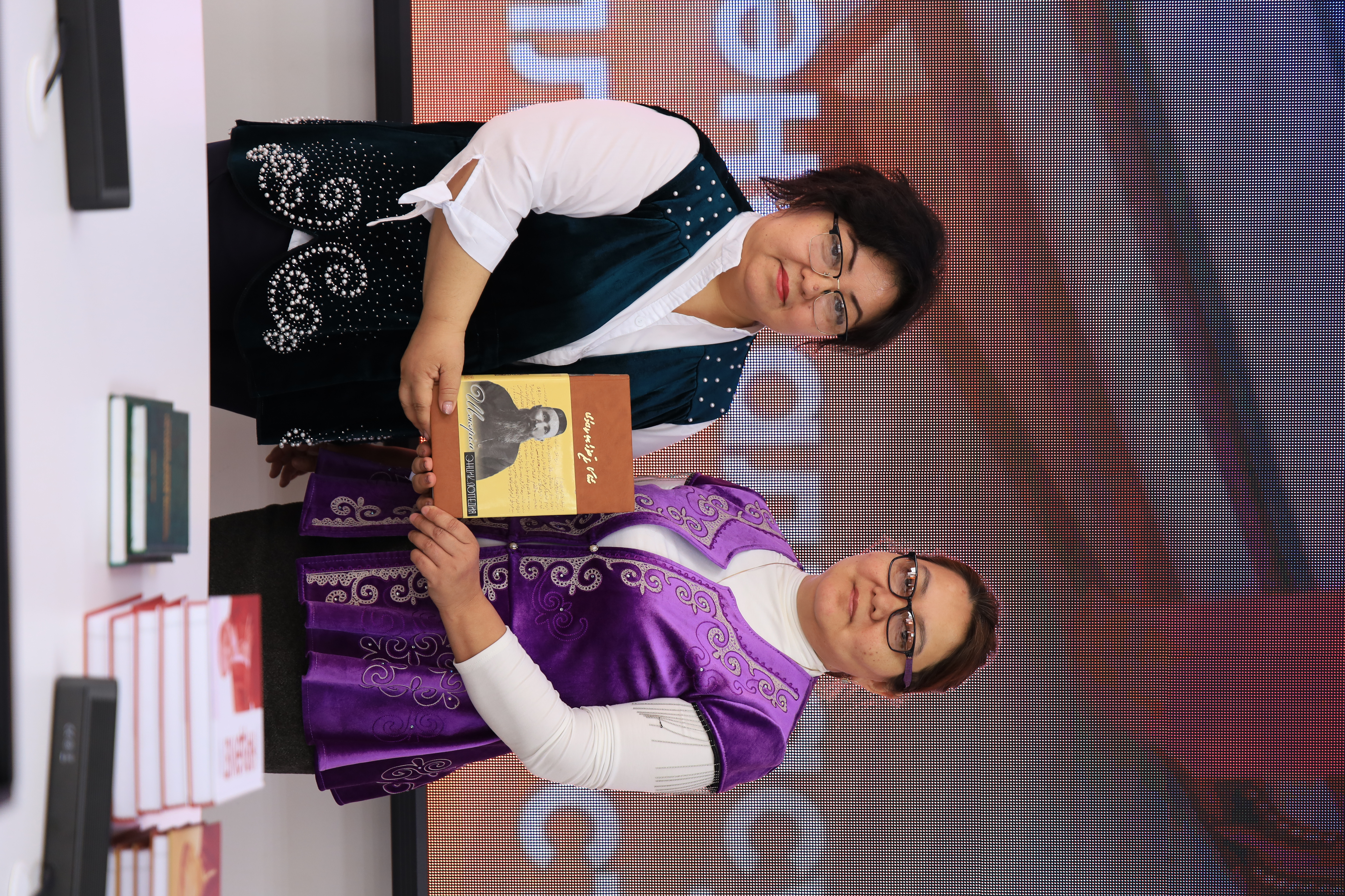 Кітап – руханият көпірі: Шәкәрім университетіндегі челлендж-эстафета