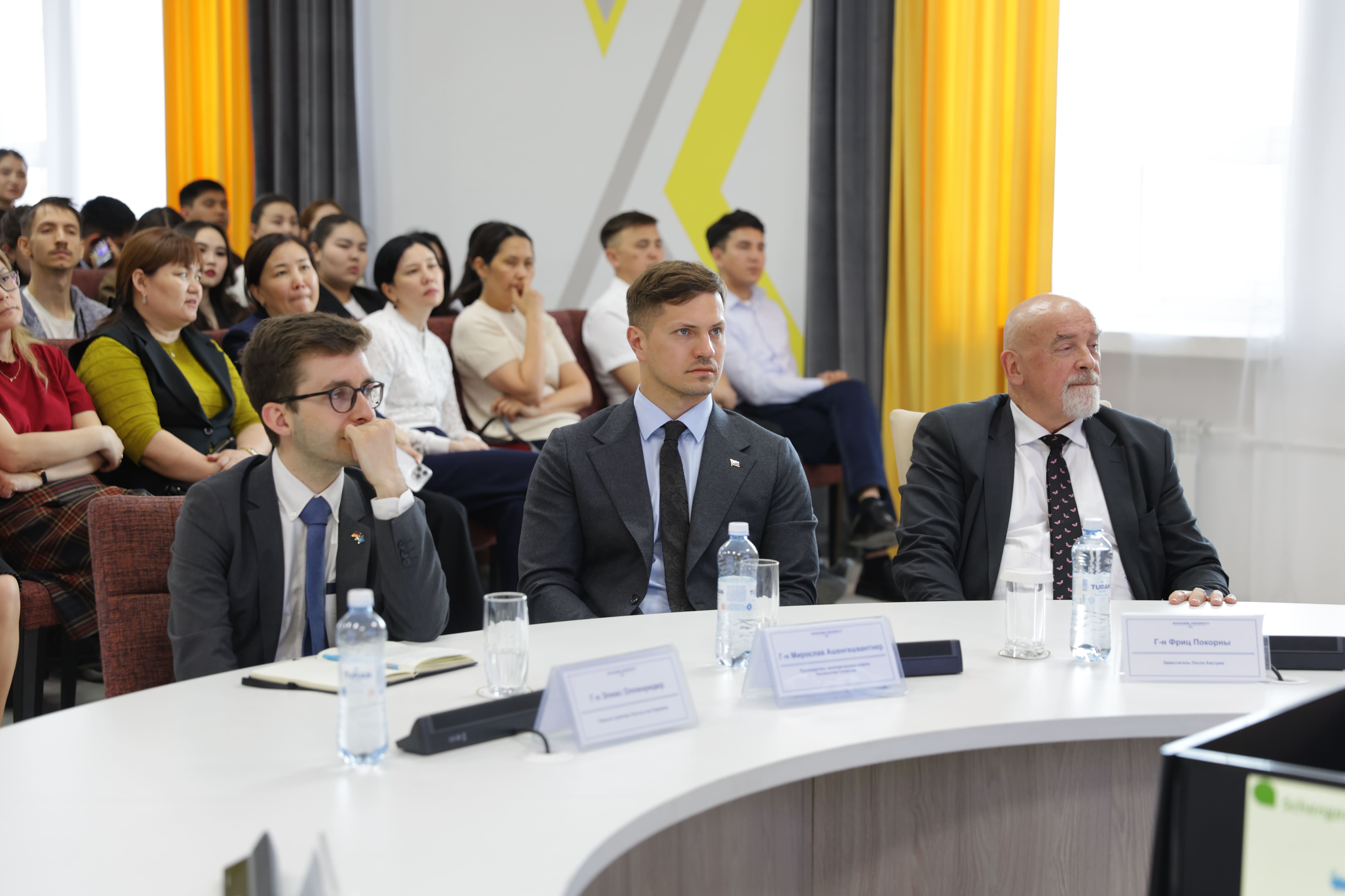 Жас ғалымдар мен еуропалық дипломаттар диалогы