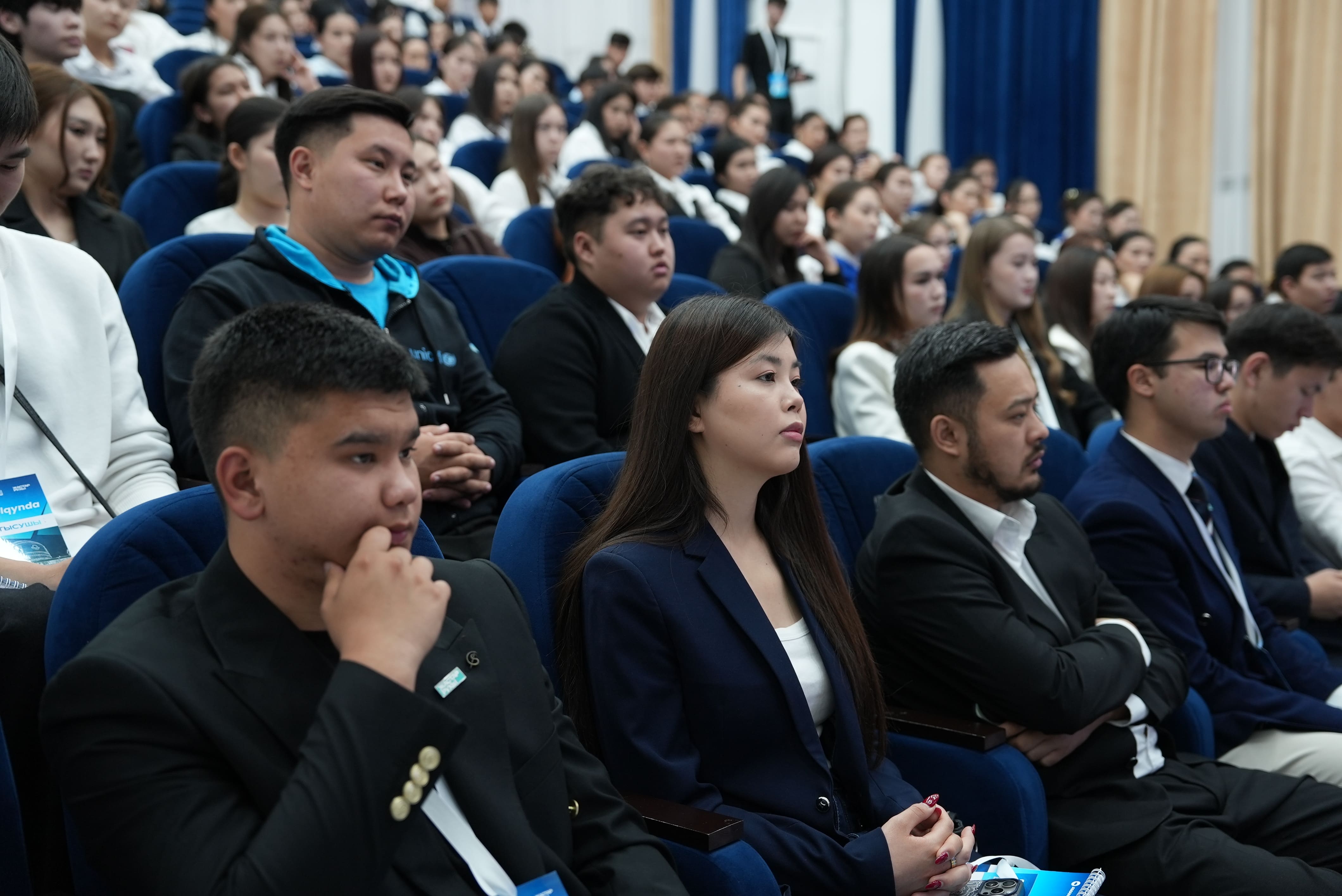 “Bir tolqynda”是一个团结年轻人的开放对话平台