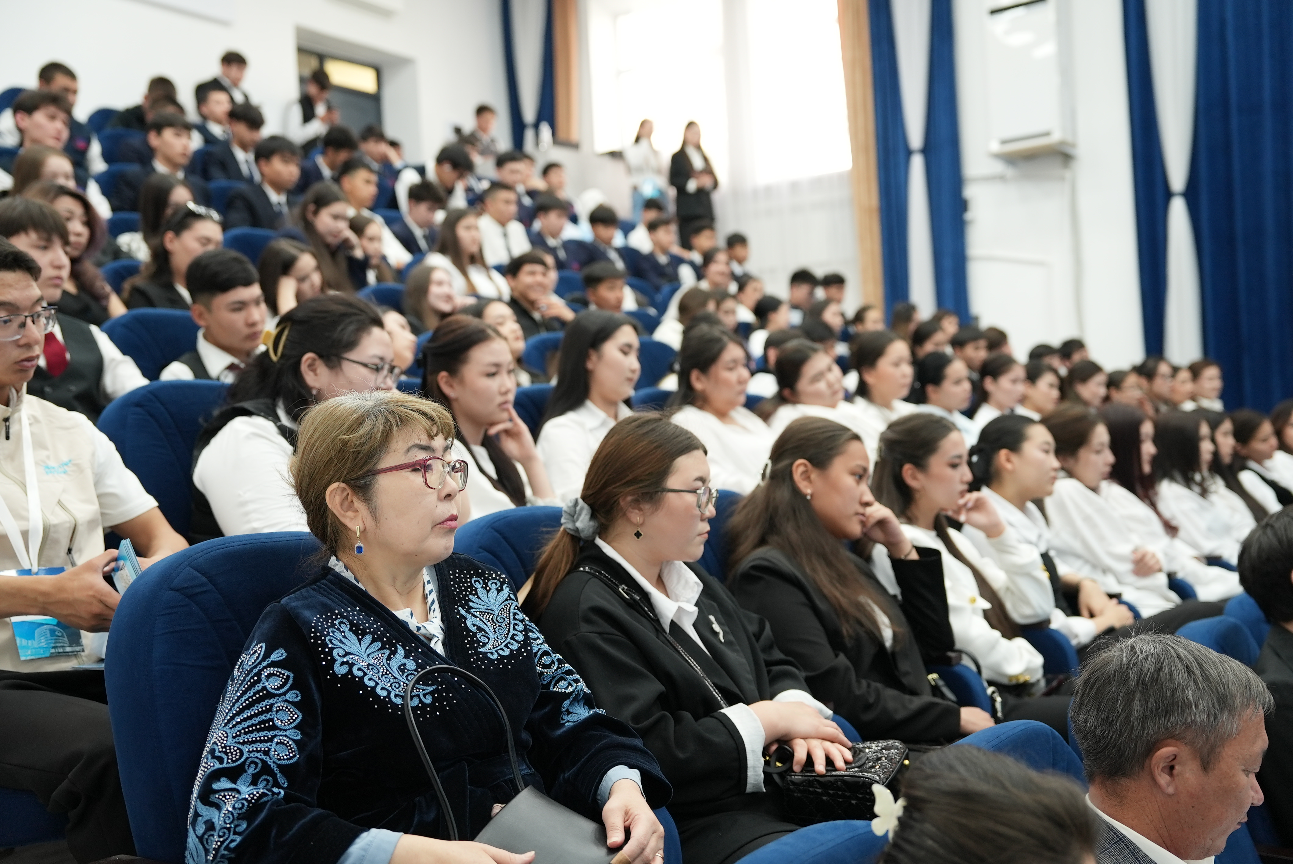 “Bir tolqynda”是一个团结年轻人的开放对话平台