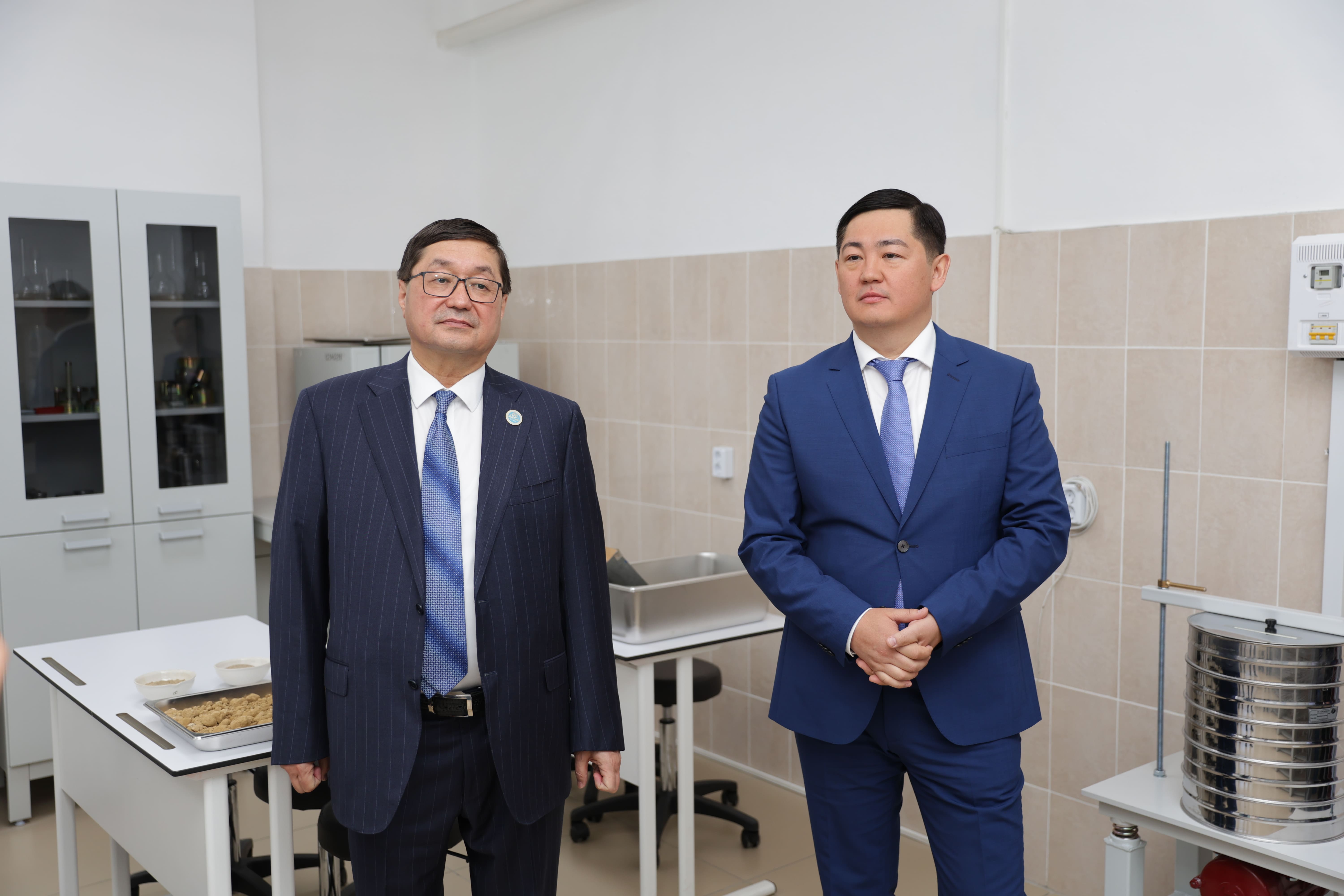 Конституциялық Сот өкілдері Шәкәрім университетінде дәріс оқыды
