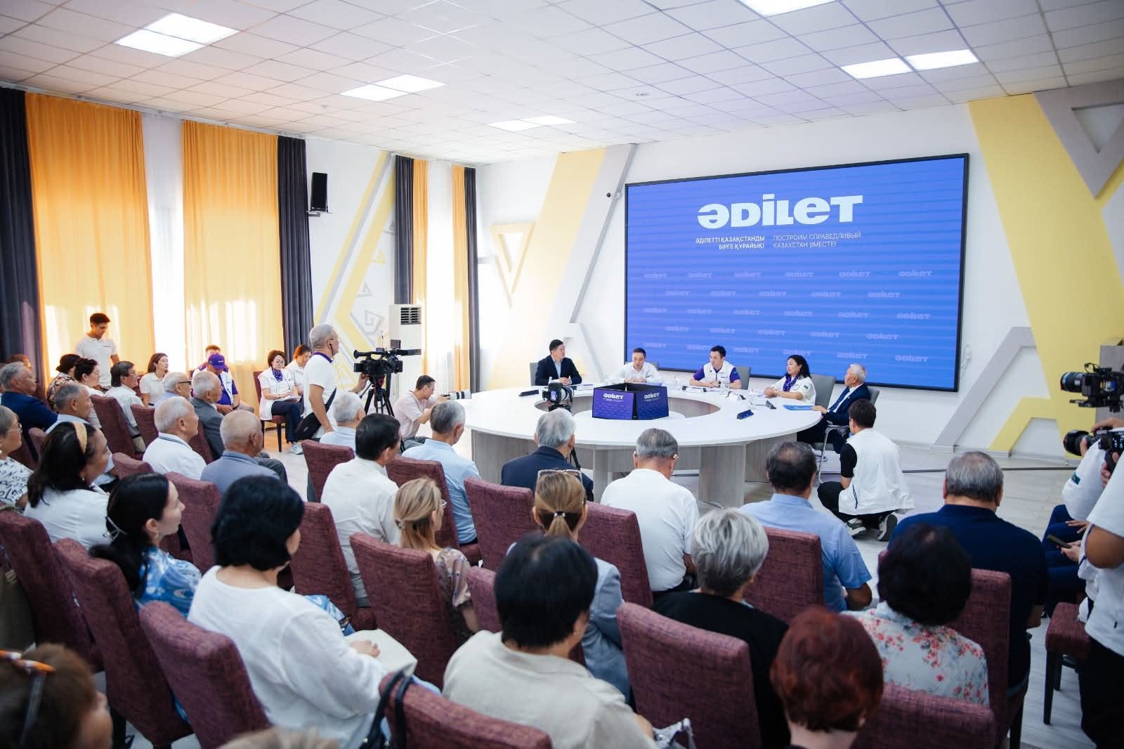 Абай күні Shakarim University-де: «Әділет» партиясының бағдарламасы және ел дамуының өзекті мәселелері