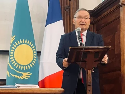 Принял участие в международной конференции в Париже