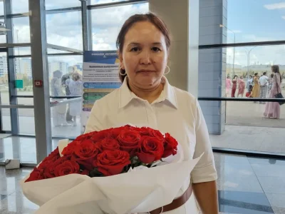 Әсем Тыныштыбекқызы, мама выпускницы:  "... Сегодняшний успех — это не только достижение моей дочери Айым, но и результат усилий всего коллектива Shakarim University"