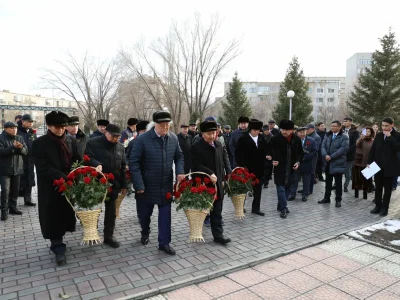 СИМВОЛ ПРЕЕМСТВЕННОСТИ: ДАНЬ УВАЖЕНИЯ ВЕЛИКОМУ ШАКАРИМУ В ЮБИЛЕЙНЫЙ ГОД 