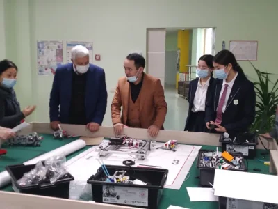 МЕДИА АЙДАР: ЖИЗНЬ ФАКУЛЬТЕТА:ЕМФ / У КАЗАХСТАНСКИХ  ШКОЛ БОЛЬШОЕ БУДУЩЕЕ