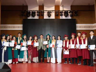 Колледж түлектері қанат қақты