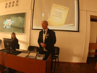 В ЛИТЕРАТУРНОЙ ГОСТИНОЙ УНИВЕРСИТЕТА – ПОЭТЫ СЕМЕЯ