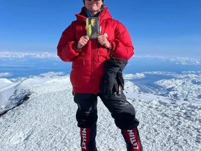 КАЗАХСКАЯ ДЕВУШКА, ПОДНЯВШАЯ КНИГУ АБАЯ НА ВЕРШИНУ ГОРЫ