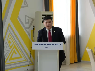 Философия докторы дәрежесін қорғады